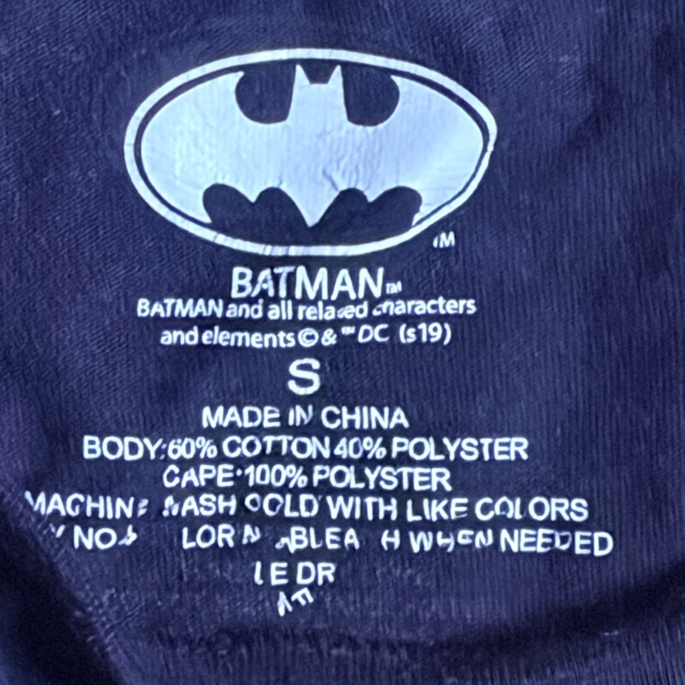 DC Batman Black Lightweight Logo T Shirt with Yellow Velcro Detachable Cape S - Picture 2 of 5